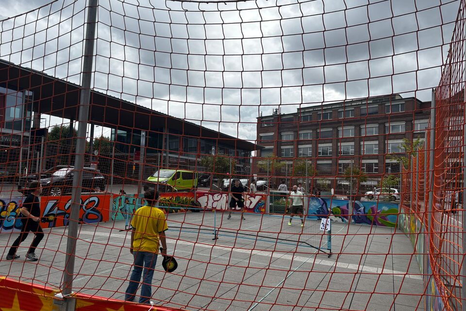 Kinder spielen Pickleball auf einem mobilen Spielfeld