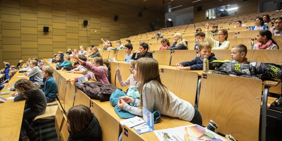 Kinder bei der Kinderuni im Vorlesungssaal der Hochschule RheinMain