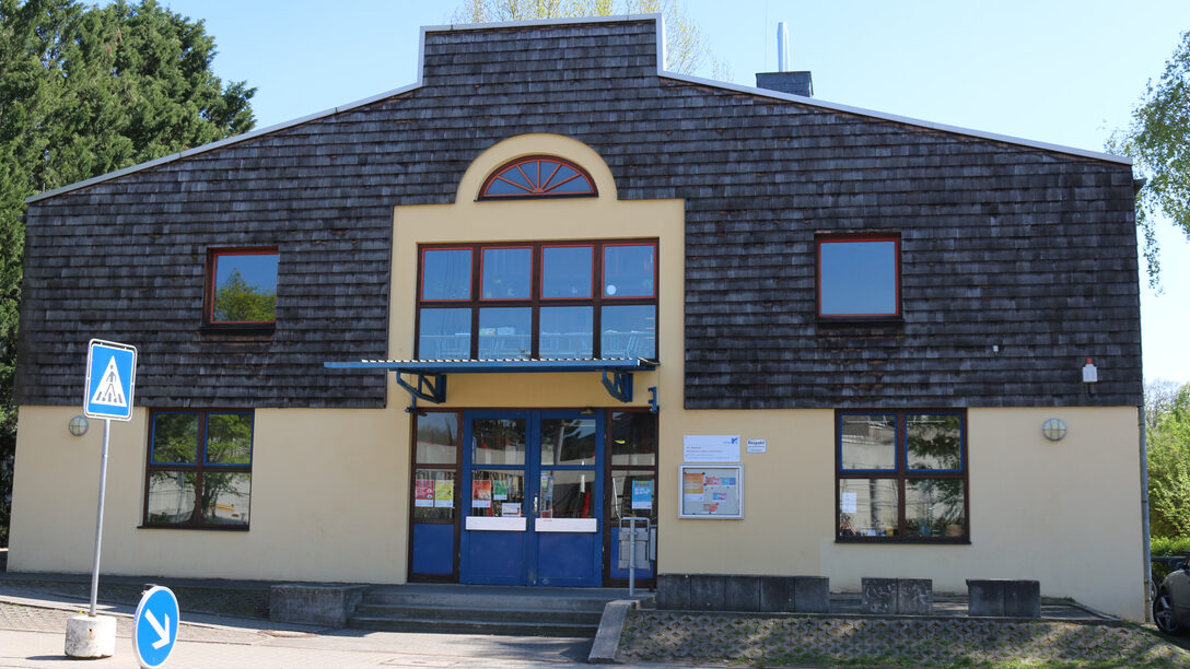 Vorderseite eines Jugendhauses der Stadt Rüsselsheim