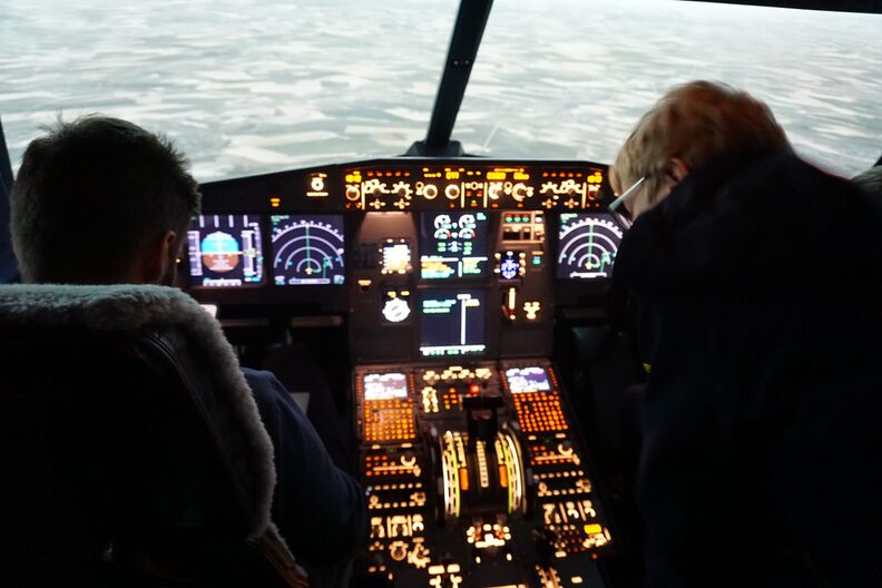 Blick aus dem Cockpit eines Flugsimulators