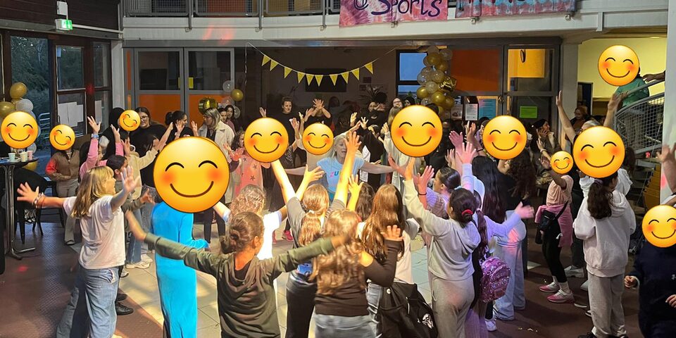 Mädchen tanzen bei der Just Girls Mädchendisco